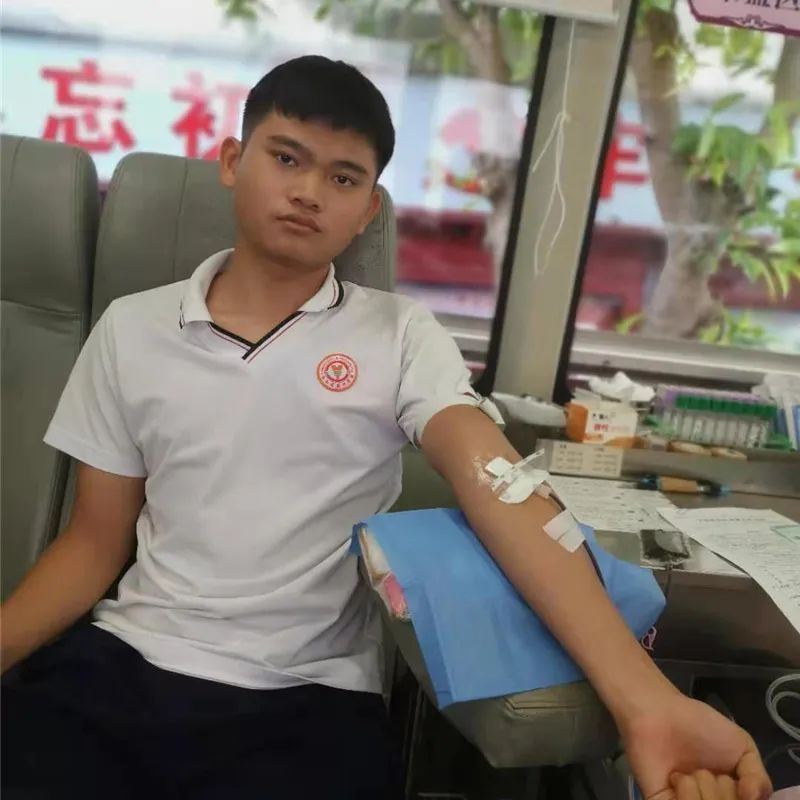 热血奉献 青春飞扬