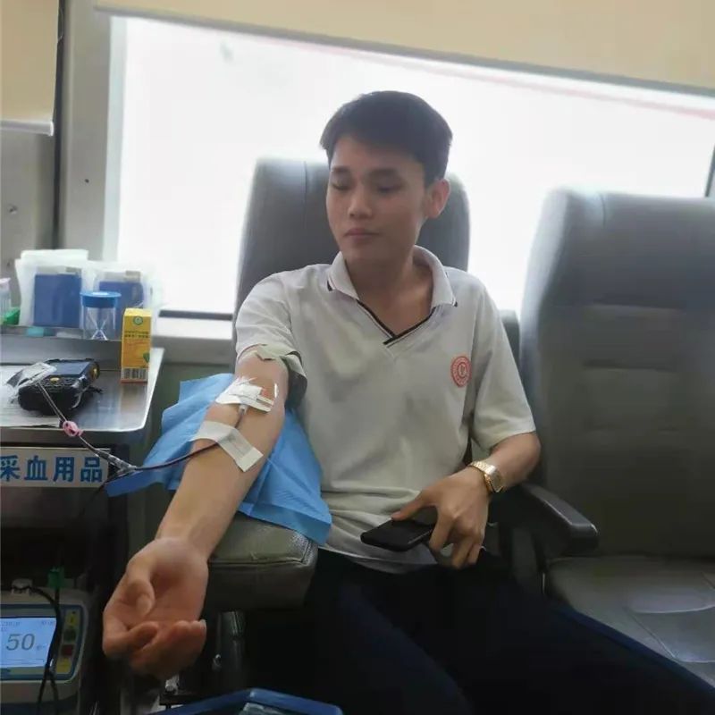 热血奉献 青春飞扬