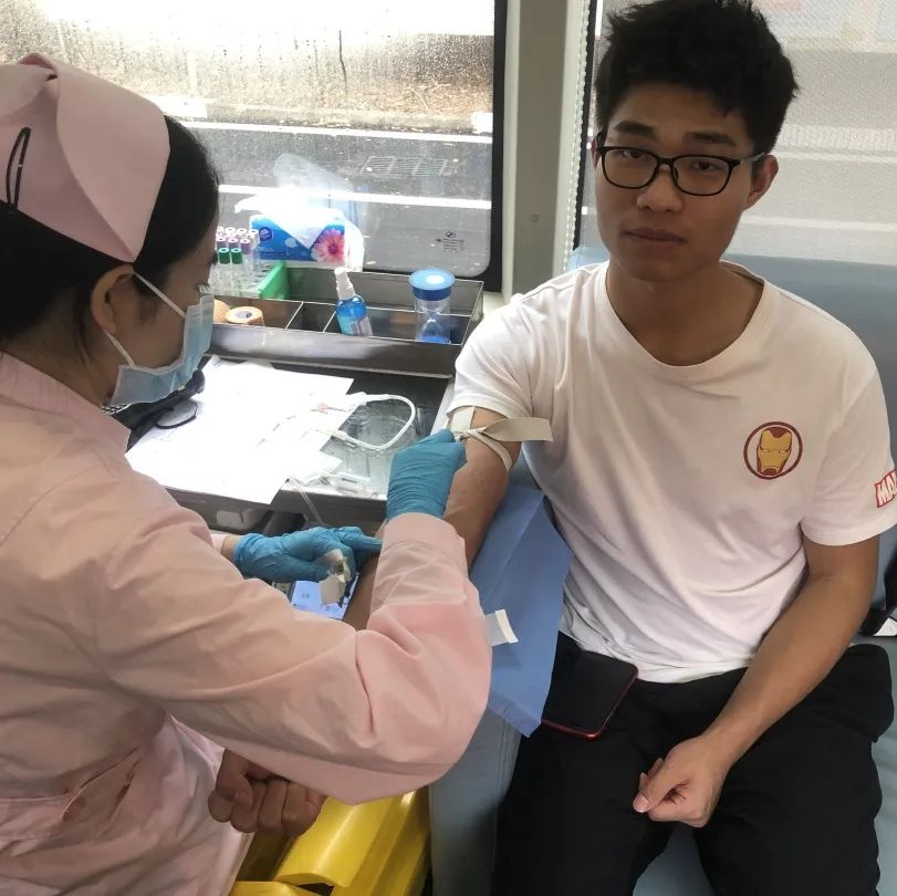 热血奉献 青春飞扬