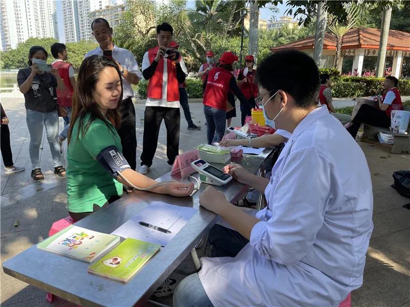 省血液中心省优生优育公共服务中心联合开展世界地贫日爱心义诊暨无偿献血宣传活动