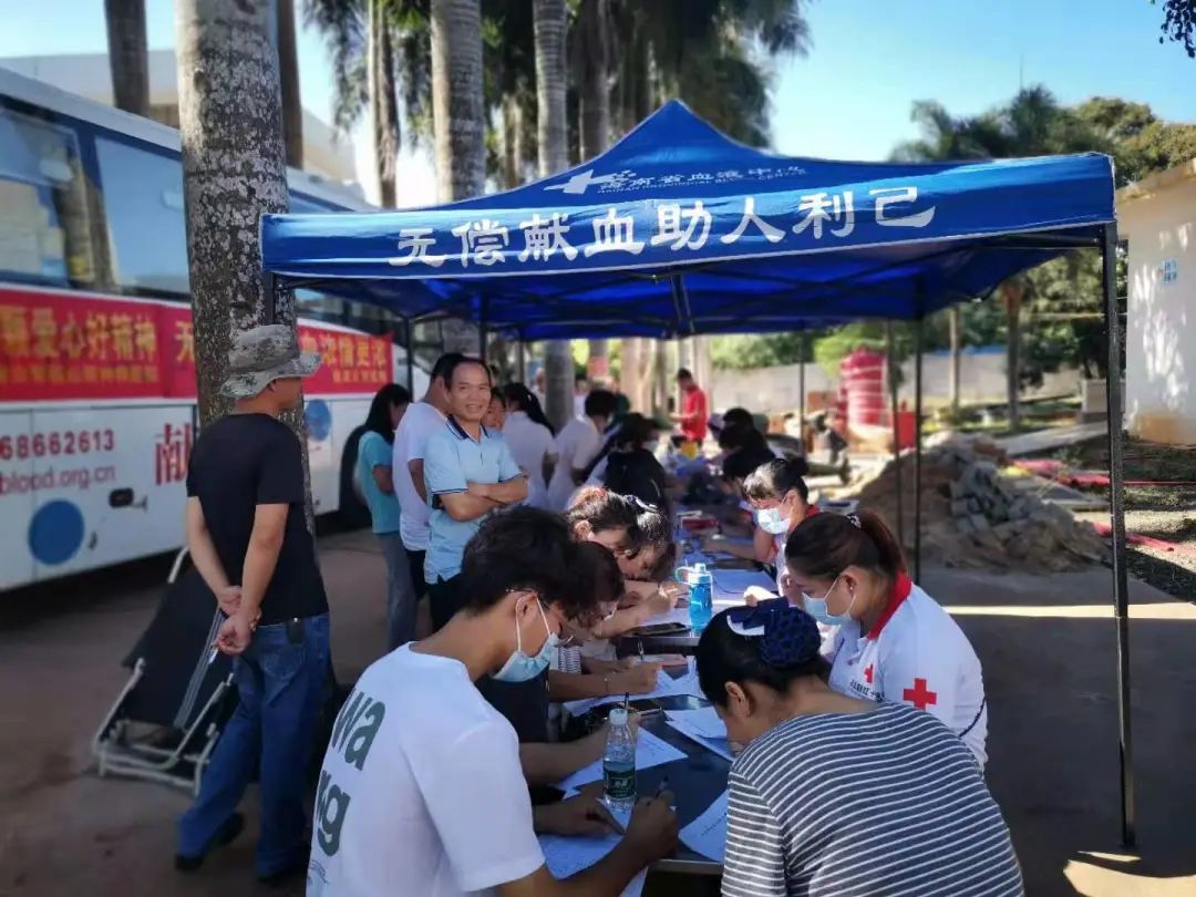 点滴奉献勇担当 医者挽袖筑爱心——海南省安宁医院、海南众智医疗投资有限公司组织开展献血活动