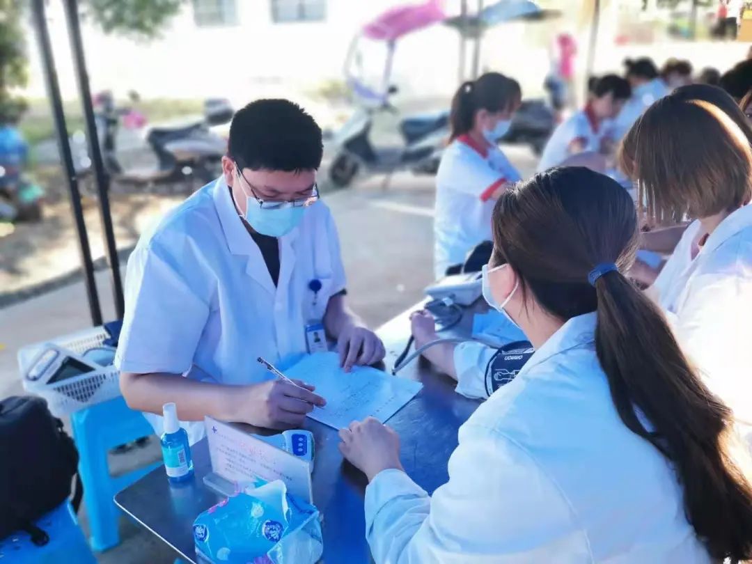 点滴奉献勇担当 医者挽袖筑爱心——海南省安宁医院、海南众智医疗投资有限公司组织开展献血活动
