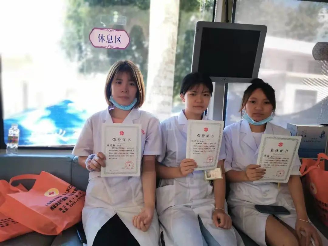 点滴奉献勇担当 医者挽袖筑爱心——海南省安宁医院、海南众智医疗投资有限公司组织开展献血活动