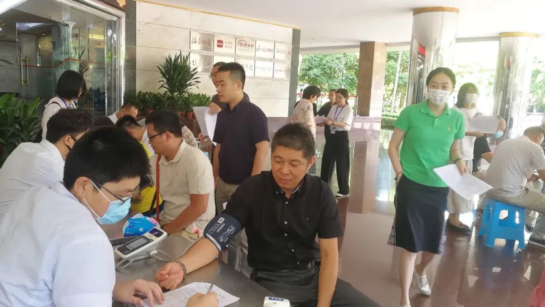 “血的交融 爱的传递”——海南日报报业集团开展无偿献血活动