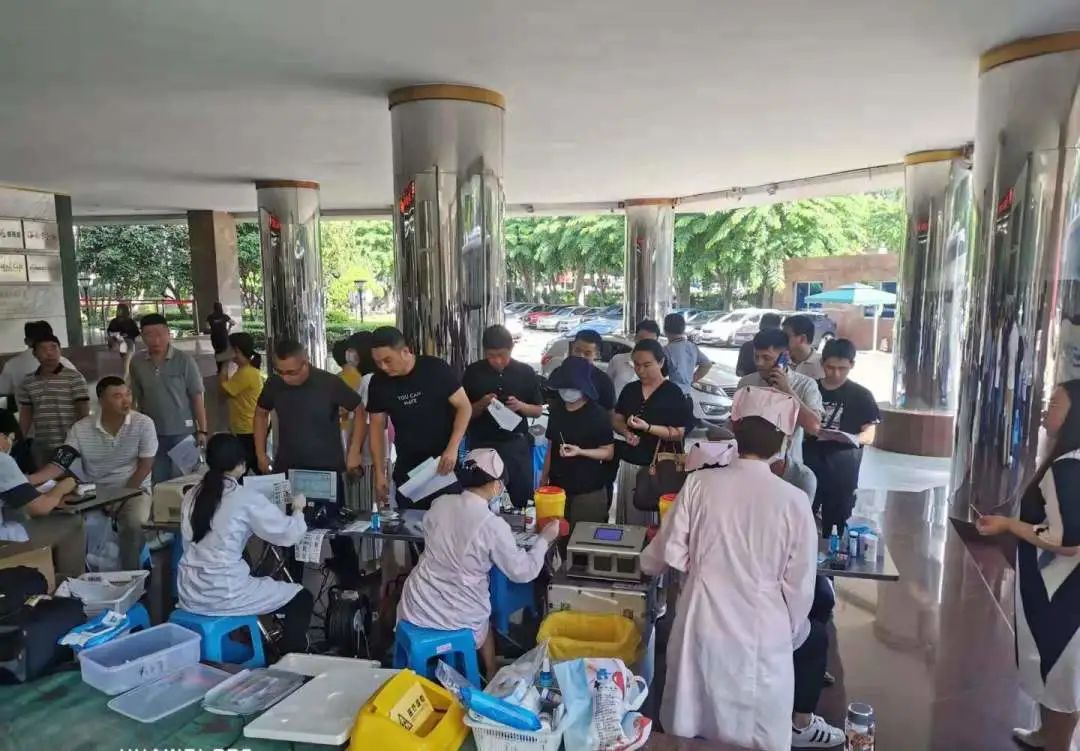 “血的交融 爱的传递”——海南日报报业集团开展无偿献血活动