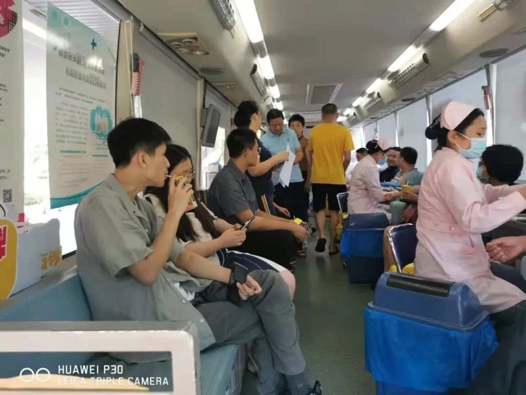 “血的交融 爱的传递”——海南日报报业集团开展无偿献血活动