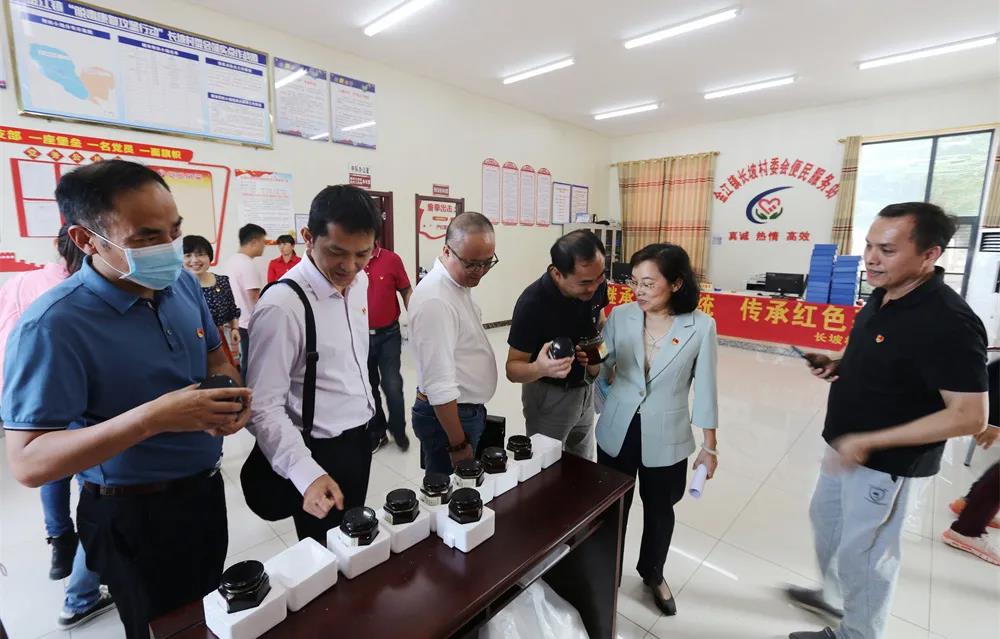 省纪委监委驻省卫健委纪监组、省卫健委机关处室党支部联合省血液中心开展“结对共建促发展　我为群众办实事”主题党日活动