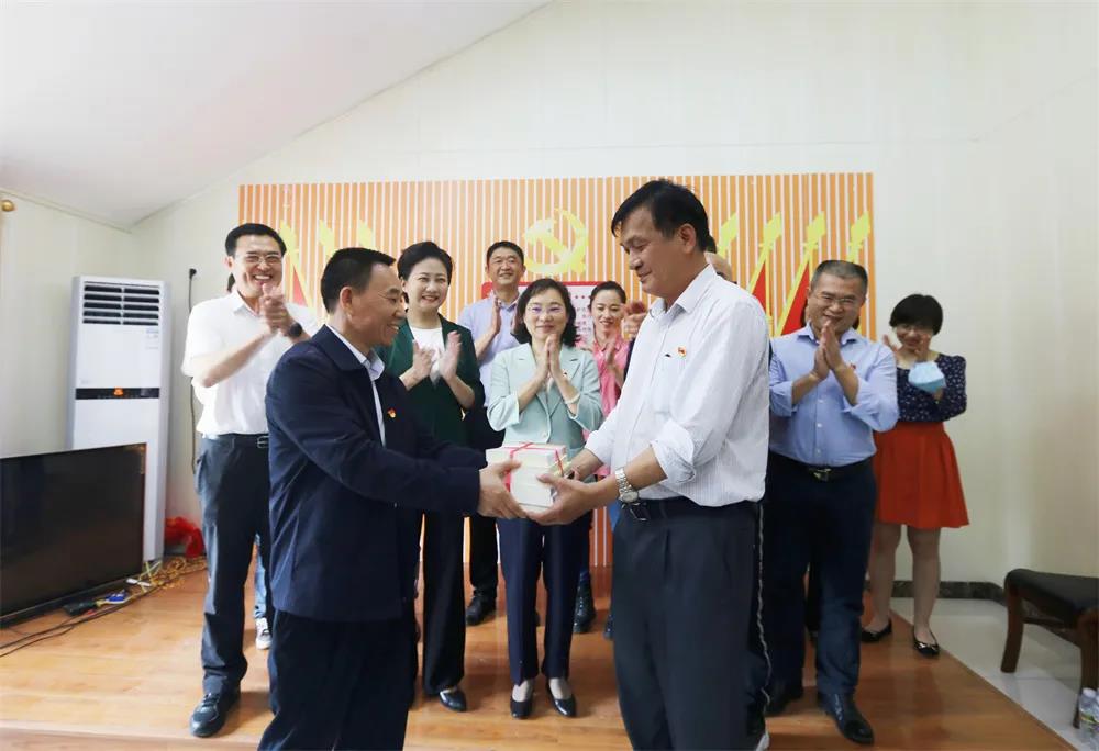 省纪委监委驻省卫健委纪监组、省卫健委机关处室党支部联合省血液中心开展“结对共建促发展　我为群众办实事”主题党日活动