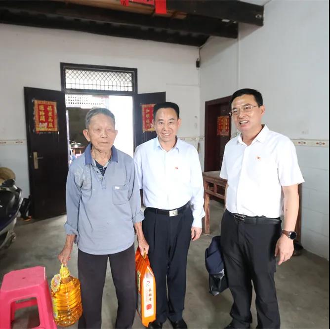 省纪委监委驻省卫健委纪监组、省卫健委机关处室党支部联合省血液中心开展“结对共建促发展　我为群众办实事”主题党日活动