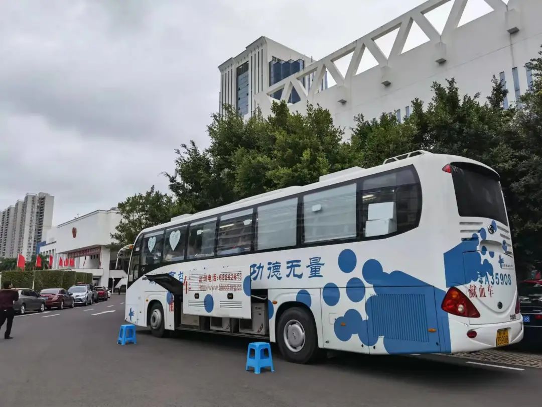 人民公仆筑大爱，凝心聚力献热血——省委直属机关工委开展无偿献血活动