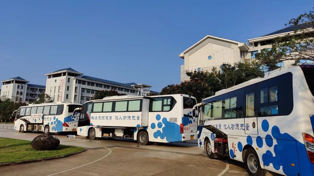 捐我青春热血 弘扬雷锋精神——琼台师范学院组织无偿献血活动