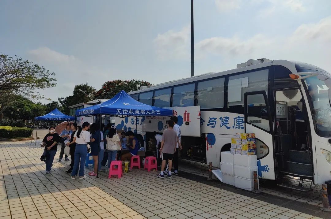 捐我青春热血 弘扬雷锋精神——琼台师范学院组织无偿献血活动