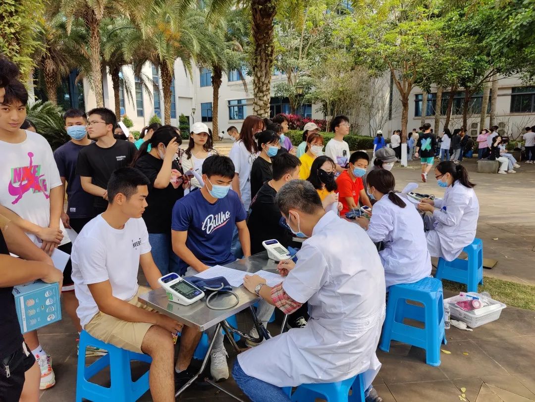 捐我青春热血 弘扬雷锋精神——琼台师范学院组织无偿献血活动