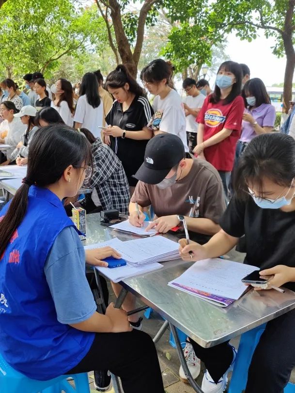 捐我青春热血 弘扬雷锋精神——琼台师范学院组织无偿献血活动