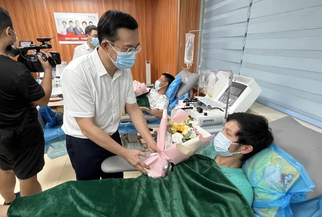 海南省举行庆祝2022年世界献血者日暨无偿献血表彰活动