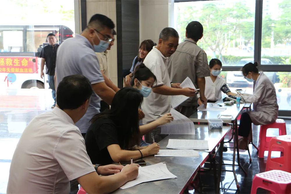 挽袖献爱 热血椰城——海口市直属机关及企、事业单位组织开展无偿献血活动