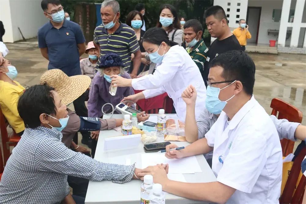 驻省卫健委纪监组、省卫健委人事处、机关党委工会党支部，省血液中心党支部，省中医院内科党支部，澄迈土尾村党支部联合开展主题党日活动