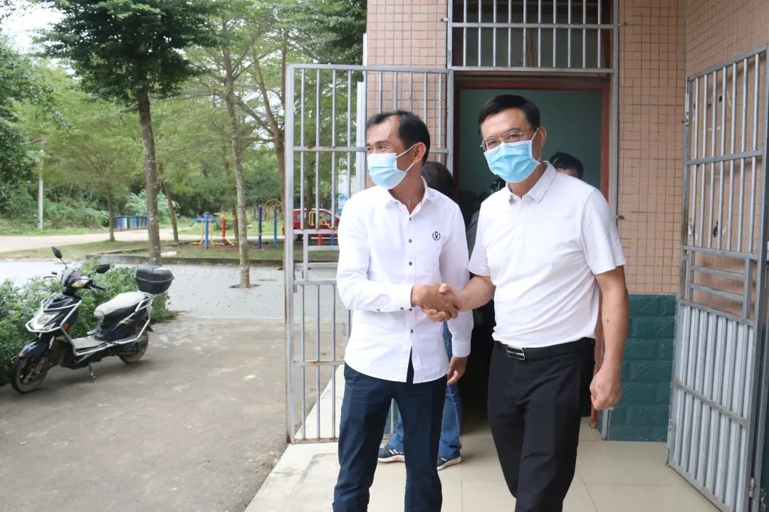学习二十大 永远跟党走 奋进新征程 ——海南省血液中心党委开展慰问乡村振兴驻村队员暨无偿献血宣传志愿主题活动