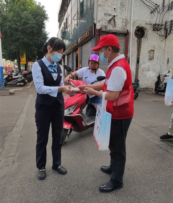 学习二十大 永远跟党走 奋进新征程 ——海南省血液中心党委开展慰问乡村振兴驻村队员暨无偿献血宣传志愿主题活动