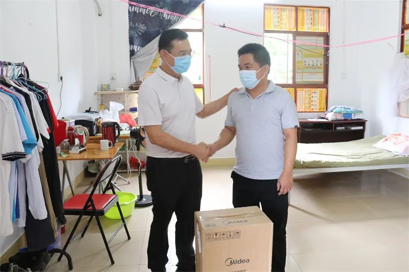 学习二十大 永远跟党走 奋进新征程 ——海南省血液中心党委开展慰问乡村振兴驻村队员暨无偿献血宣传志愿主题活动