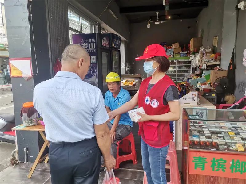 学习二十大 永远跟党走 奋进新征程 ——海南省血液中心党委开展慰问乡村振兴驻村队员暨无偿献血宣传志愿主题活动