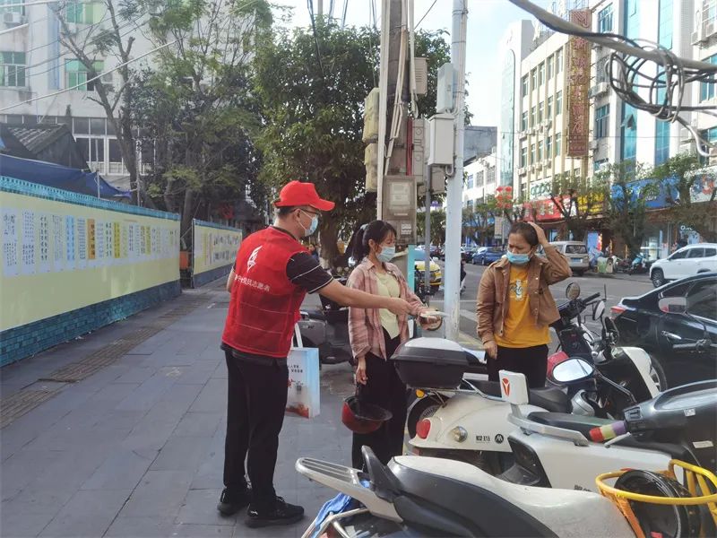 学习二十大 永远跟党走 奋进新征程 ——海南省血液中心党委开展慰问乡村振兴驻村队员暨无偿献血宣传志愿主题活动