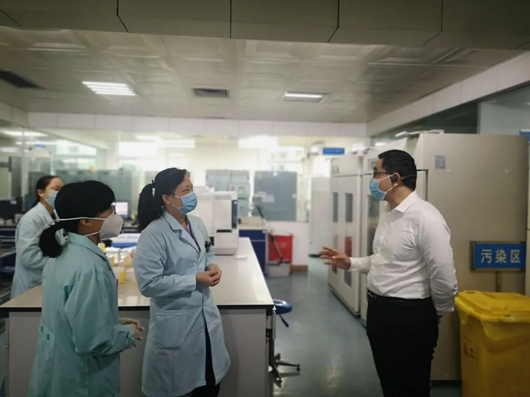 心系职工送温暖 真情关爱暖人心 ——省血液中心领导春节走访慰问无偿献血者及一线职工