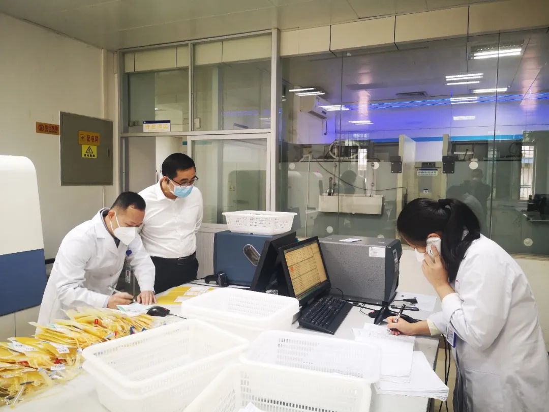 心系职工送温暖 真情关爱暖人心 ——省血液中心领导春节走访慰问无偿献血者及一线职工