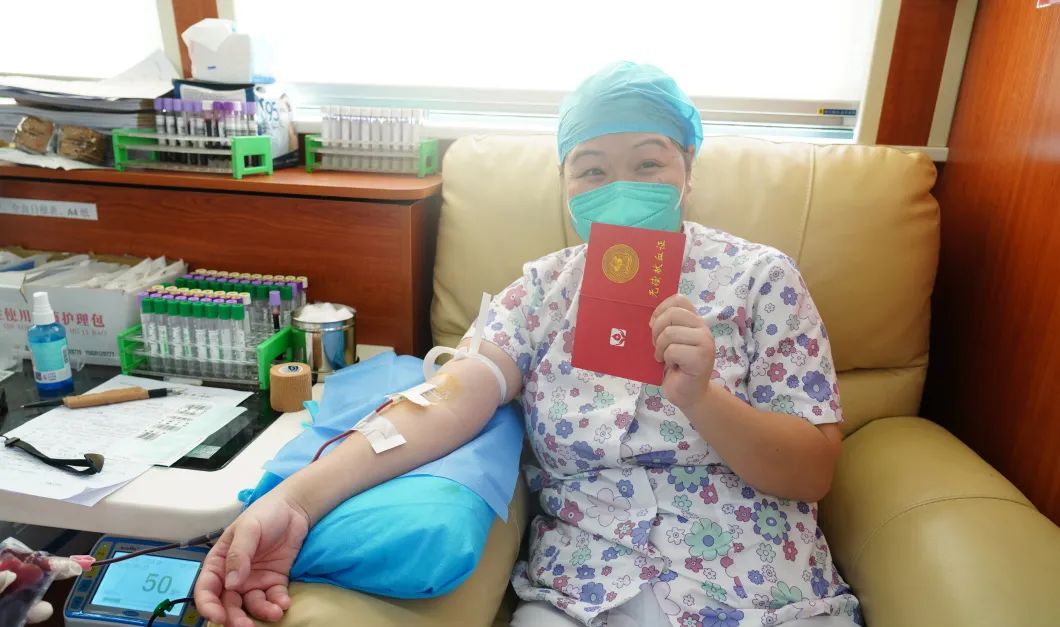 三亚市卫健委开展“用爱抗击疫情,用热血保护生命”无偿献血活动