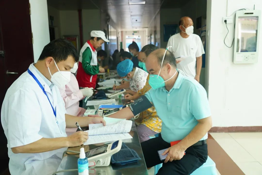 三亚市卫健委开展“用爱抗击疫情,用热血保护生命”无偿献血活动