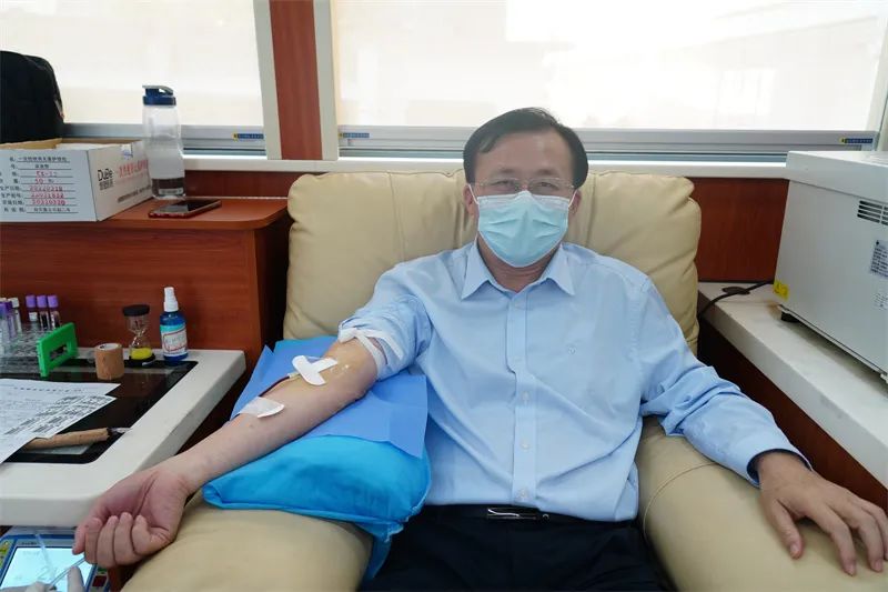 三亚市卫健委开展“用爱抗击疫情,用热血保护生命”无偿献血活动