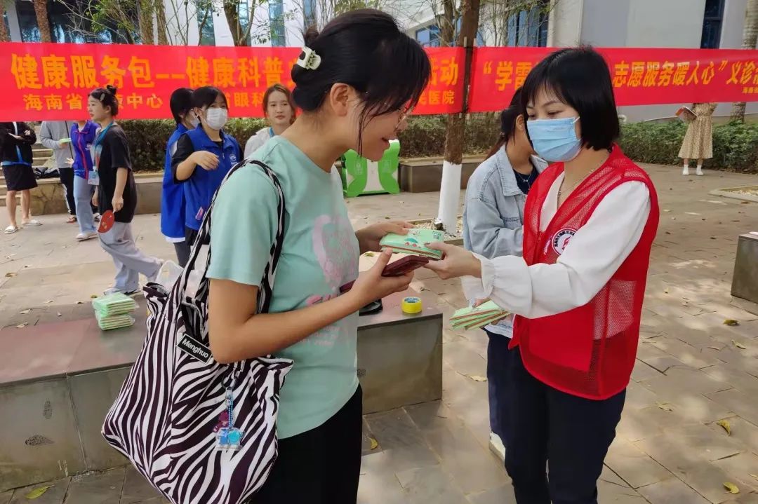爱心义诊进校园 志愿服务暖人心