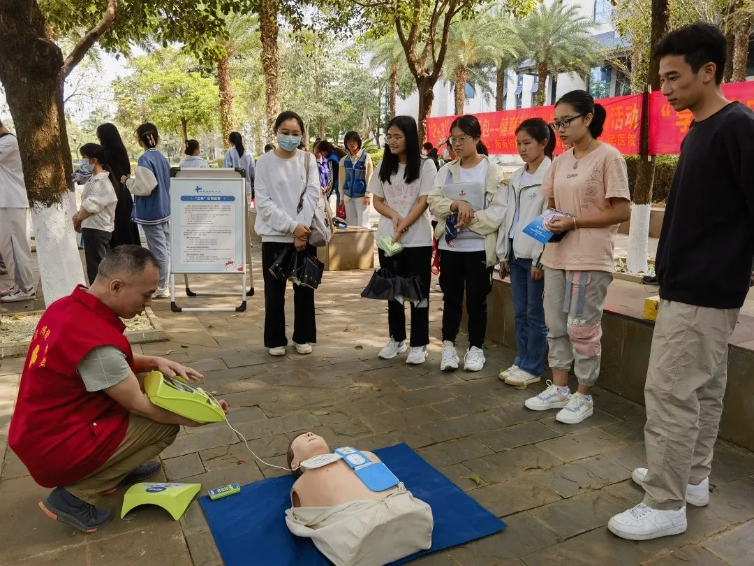 爱心义诊进校园 志愿服务暖人心
