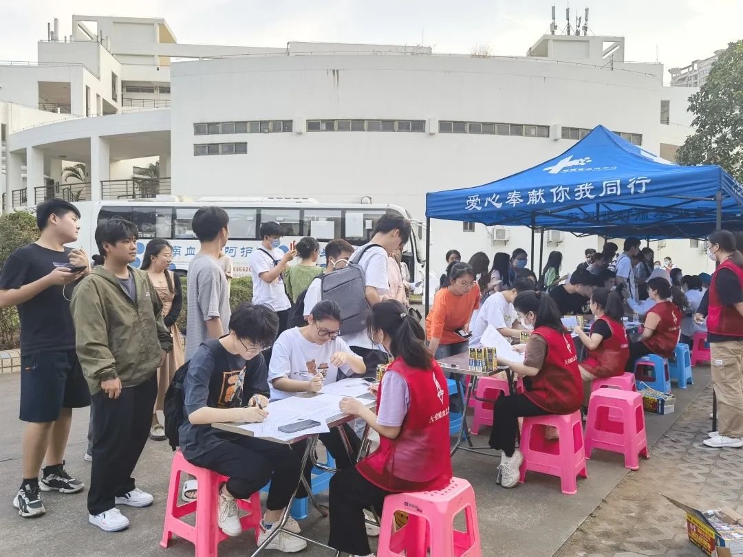 芸芸众生献爱心 涓涓碧血汇玉壶——海南医学院组织无偿献血活动