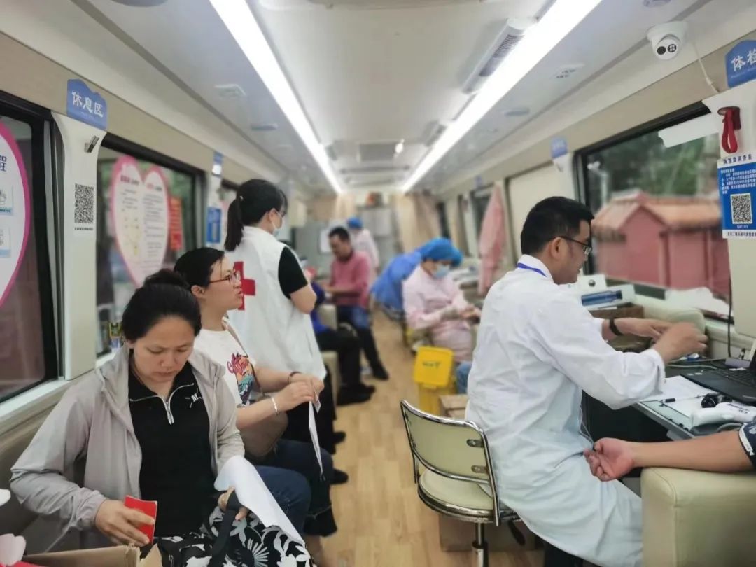 教书育人作表率 爱心献血我担当——万宁市开展教育系统无偿献血活动