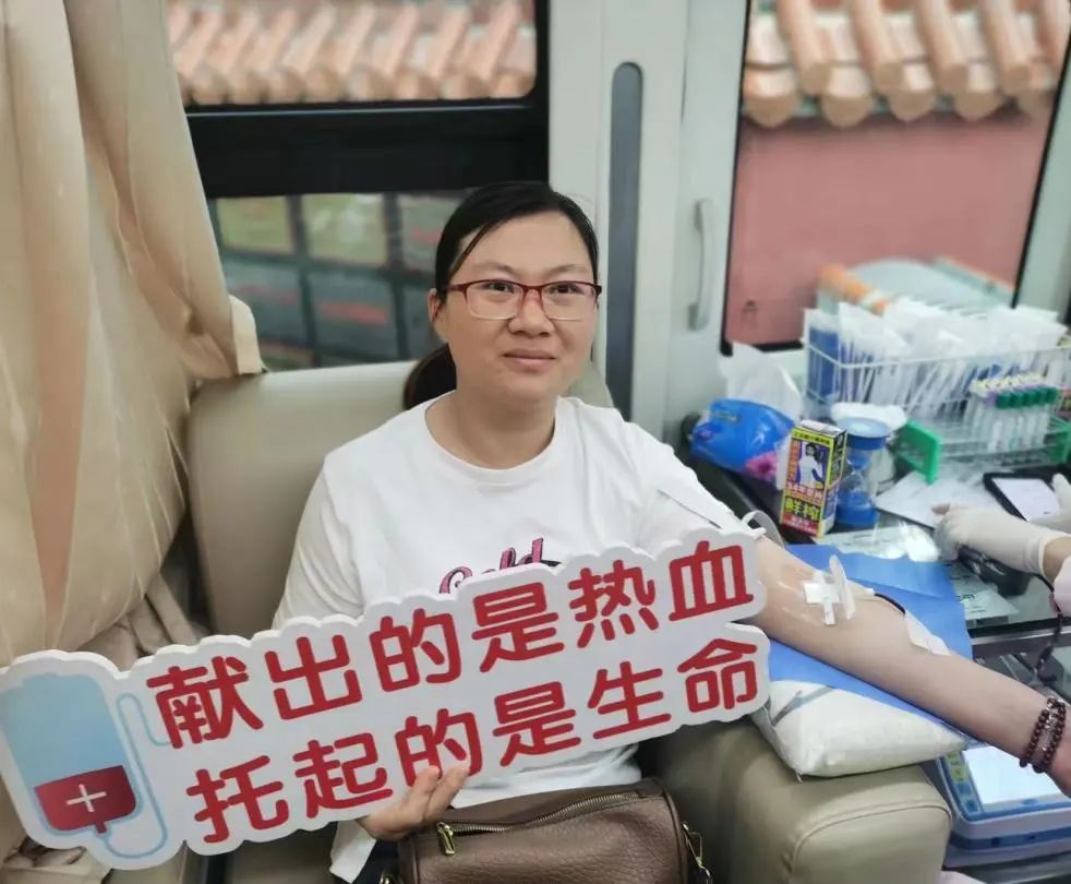 教书育人作表率 爱心献血我担当——万宁市开展教育系统无偿献血活动