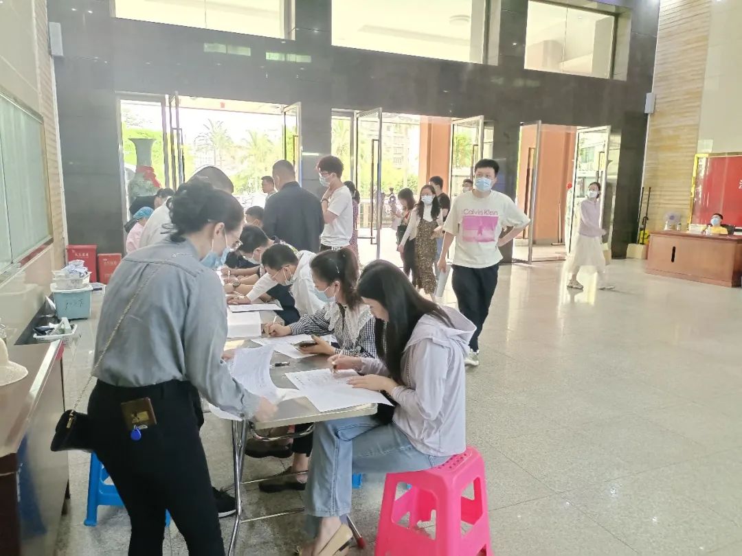 美兰区组织干部职工集中开展无偿献血活动