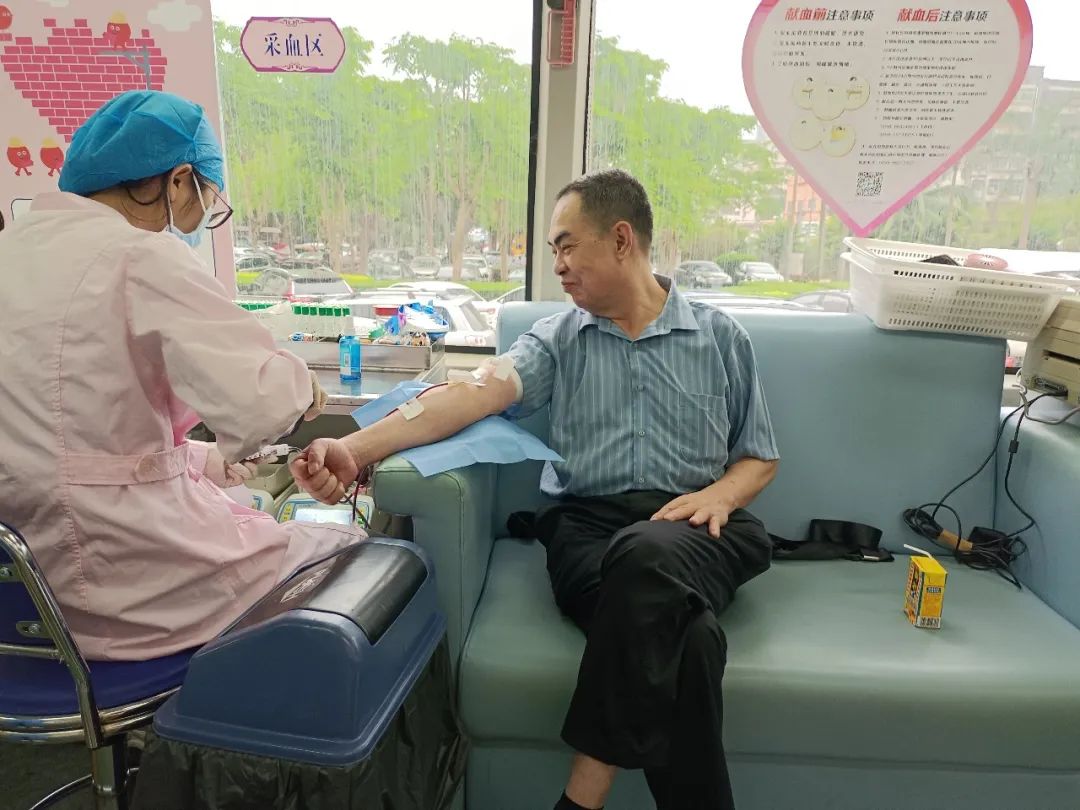 美兰区组织干部职工集中开展无偿献血活动