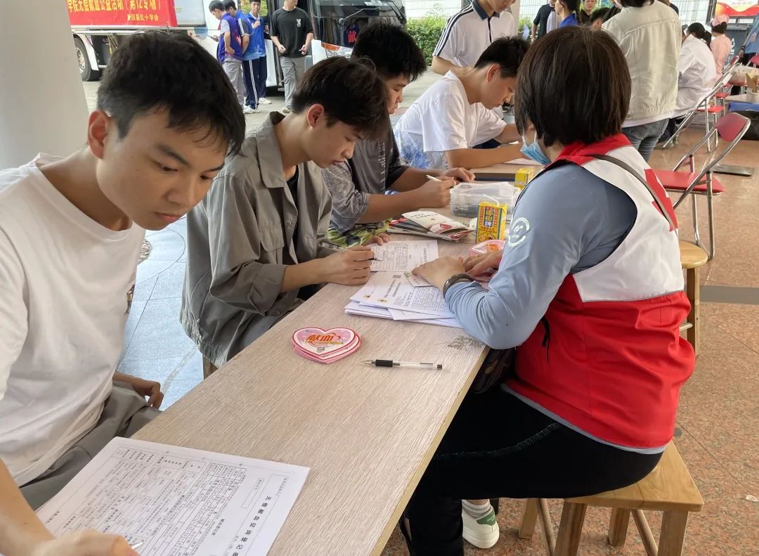 热血献礼心向党 凝聚爱心建新功———海南省技师学院开展2023年无偿献血活动