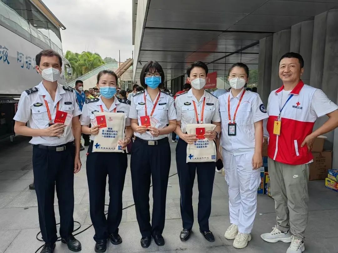 凤凰于飞 温馨相随 无偿献血 情暖三亚