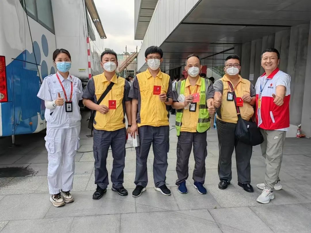 凤凰于飞 温馨相随 无偿献血 情暖三亚