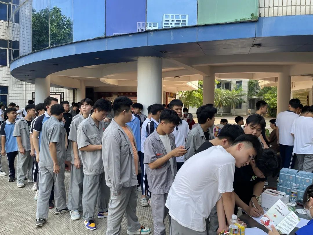 热血献礼心向党 凝聚爱心建新功———海南省技师学院开展2023年无偿献血活动