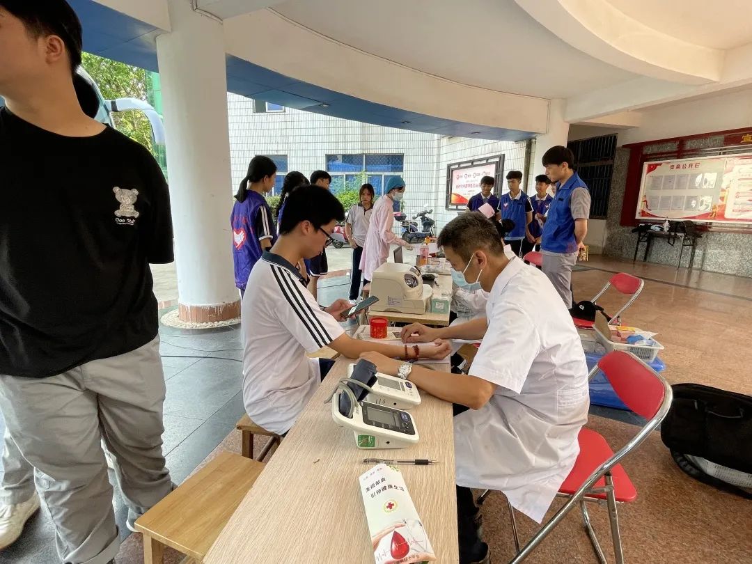 热血献礼心向党 凝聚爱心建新功———海南省技师学院开展2023年无偿献血活动