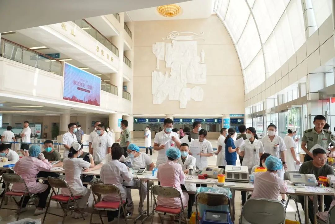 以热血守护生命——解放军总医院海南医院开展无偿献血活动