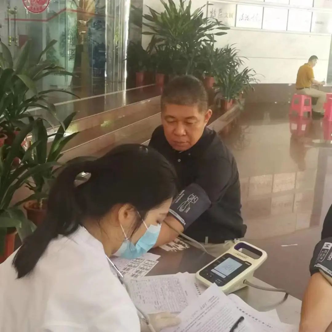 无偿献血传爱心 海报集团显风采——海南日报报业集团连续十八年开展无偿献血公益活动