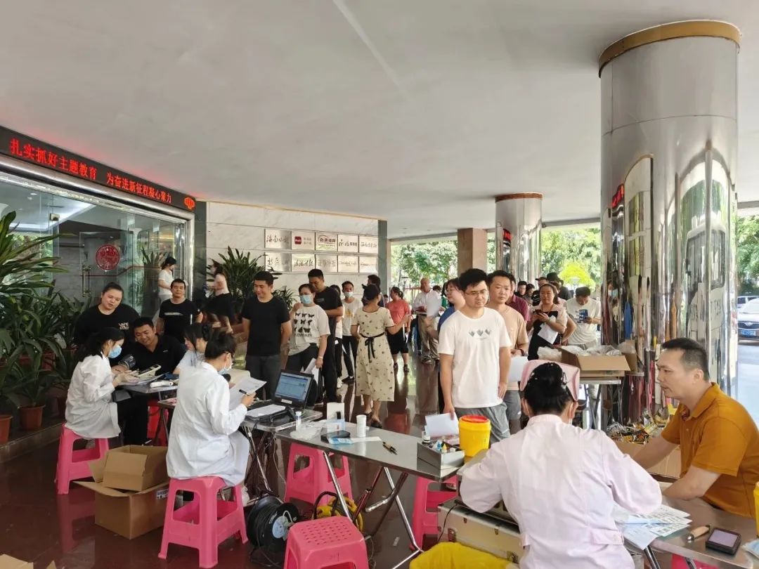 无偿献血传爱心 海报集团显风采——海南日报报业集团连续十八年开展无偿献血公益活动