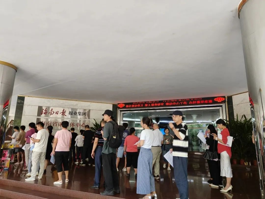无偿献血传爱心 海报集团显风采——海南日报报业集团连续十八年开展无偿献血公益活动