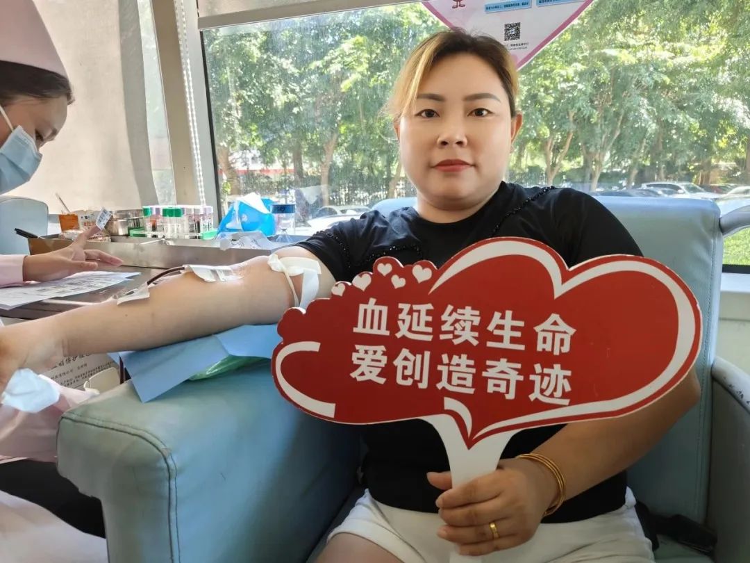无偿献血传爱心 海报集团显风采——海南日报报业集团连续十八年开展无偿献血公益活动