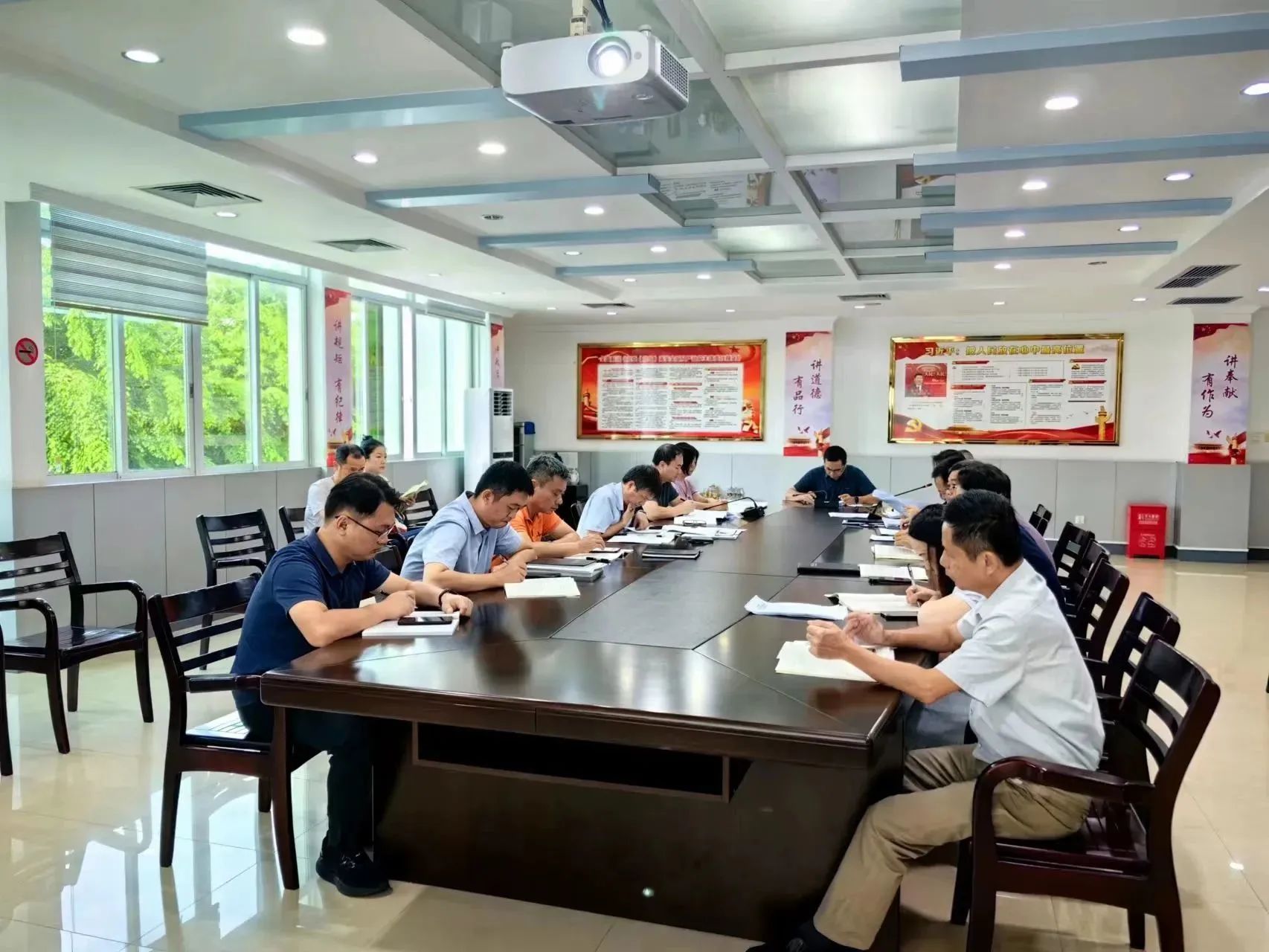 省血液中心党委理论学习中心组开展主题教育专题民主生活会会前集中学习