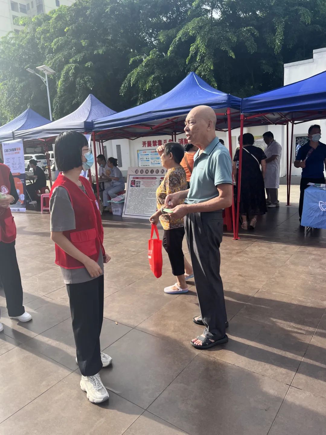 海口市卫生健康委员会、秀英区卫生健康委员会、海南省血液中心联合举办2023 年“服务百姓健康行动”暨“2+3”义诊活动